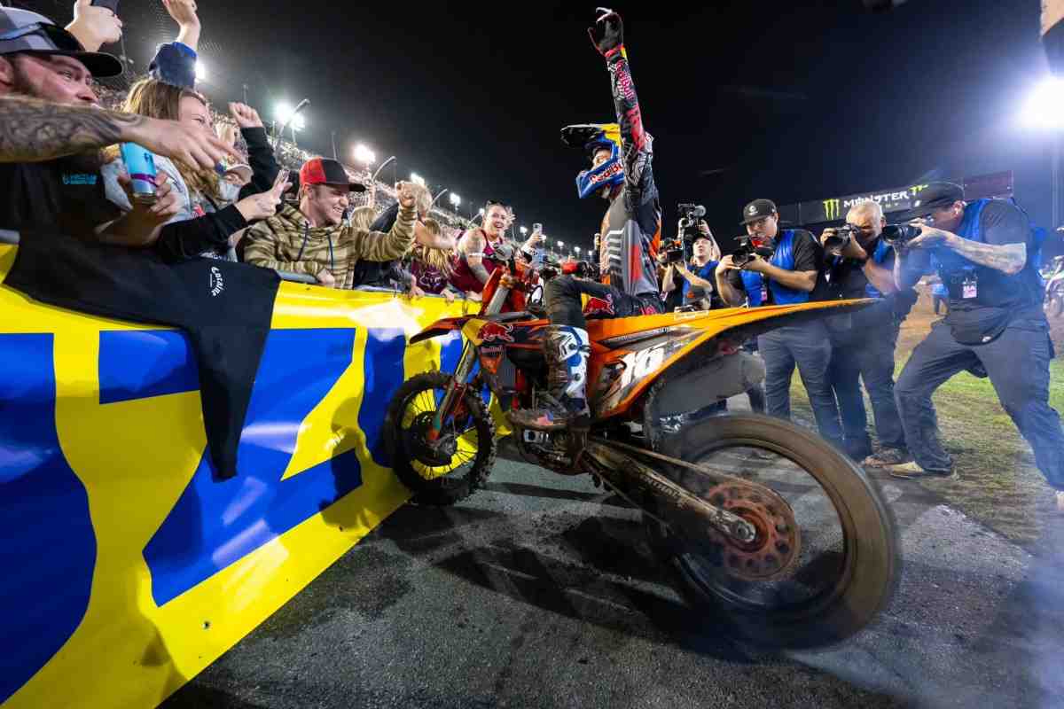 Чемпион мира по мотокроссу Том Виаль выиграл этап AMA Supercross в Дайтоне: результаты и видео