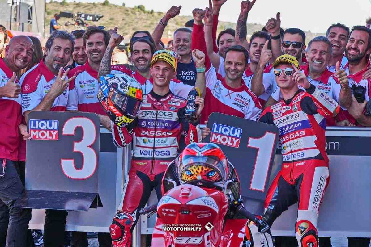 Новый чемпион Moto3 Исан Гевара стартует с поула в финале сезона-2022 - Гран-При Валенсии