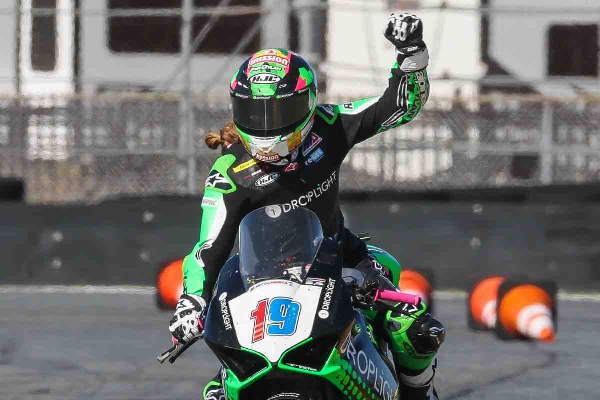 Шампанское вместо цветов к 8 марта: впервые в истории Daytona 200 на подиуме - девушка!