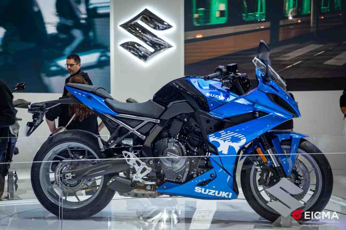 EICMA 2023: Suzuki GSX-8R    Yamaha R7   -