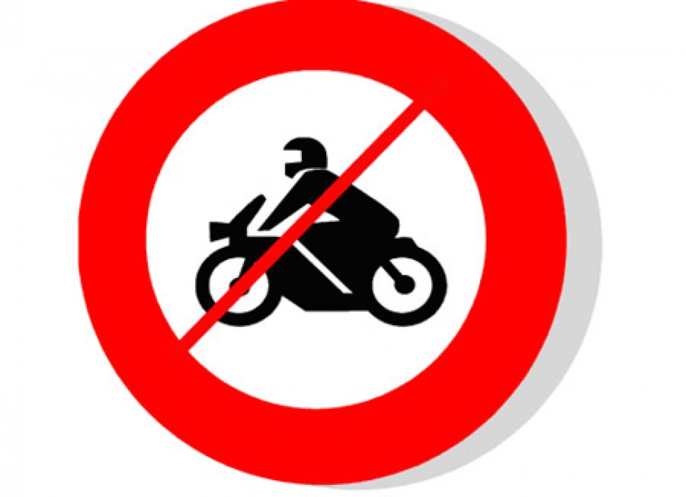 Знак мотоцикл в круге. Дорожный знак мотоцикл. Знаки дорожного движения для мотоциклистов. Дорожные знаки для мопедов. Запрещающие знаки для мотоциклистов.